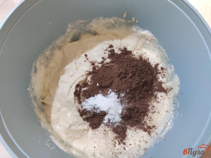 Фото приготовление рецепта: Творожно-шоколадные кексы без муки шаг №3