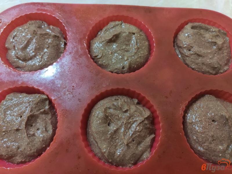 Фото приготовление рецепта: Творожно-шоколадные кексы без муки шаг №5