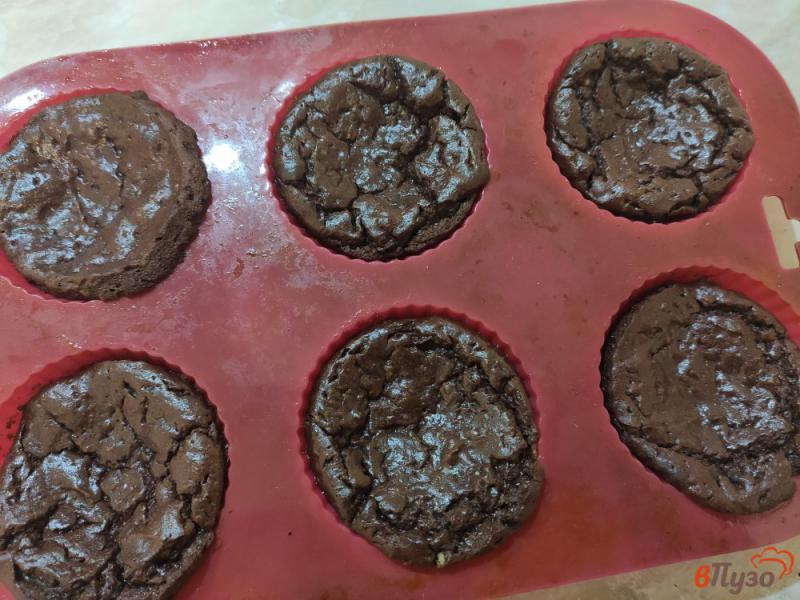 Фото приготовление рецепта: Творожно-шоколадные кексы без муки шаг №6