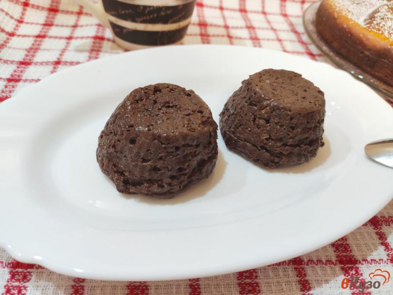 Фото приготовление рецепта: Творожно-шоколадные кексы без муки шаг №7