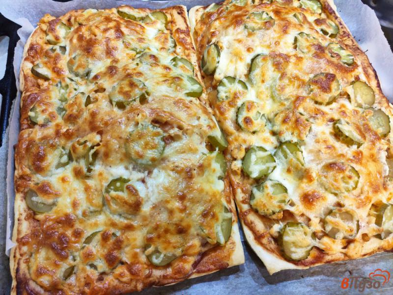 Фото приготовление рецепта: Пицца с курицей и консервированными огурцами шаг №8