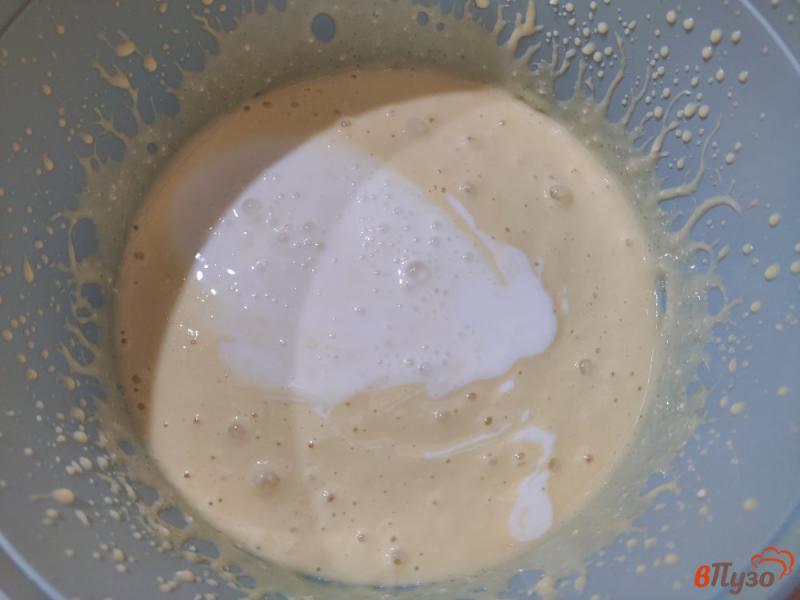 Фото приготовление рецепта: Творожно-кефирный пирог с изюмом шаг №3