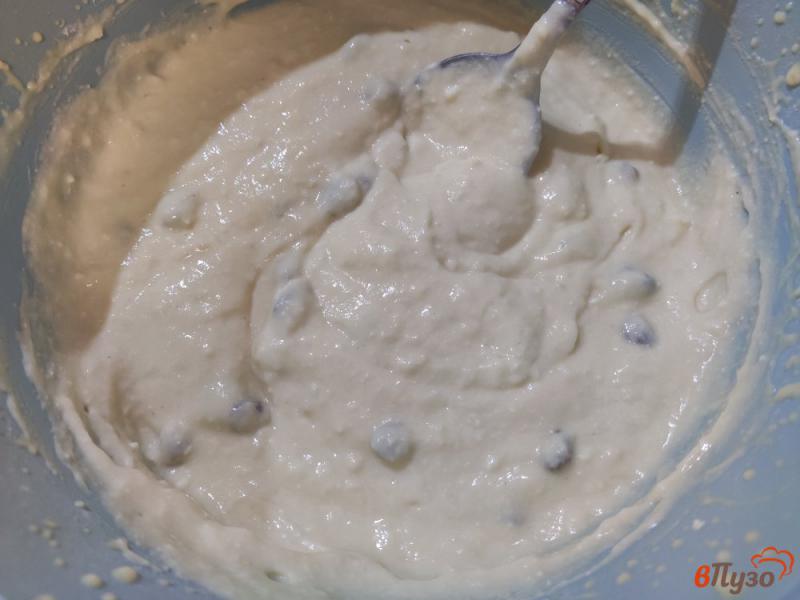 Фото приготовление рецепта: Творожно-кефирный пирог с изюмом шаг №5