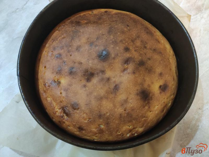 Фото приготовление рецепта: Творожно-кефирный пирог с изюмом шаг №6