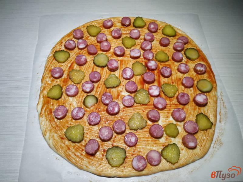 Фото приготовление рецепта: Пицца с охотничьими колбасками и маринованным огурцом шаг №9
