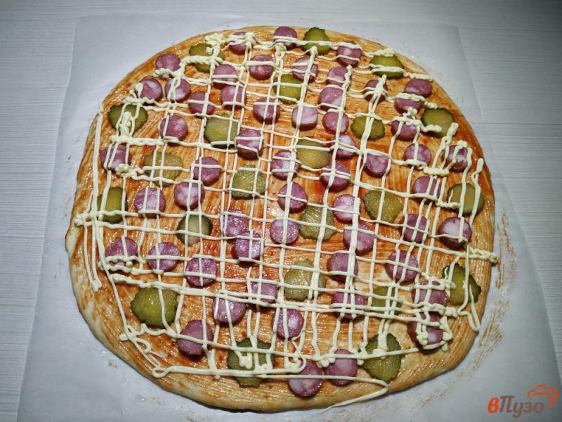 Фото приготовление рецепта: Пицца с охотничьими колбасками и маринованным огурцом шаг №10