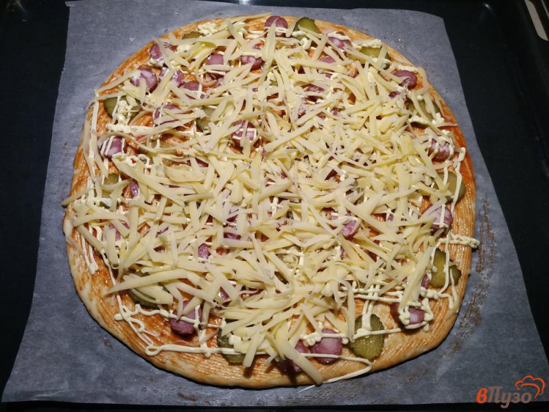 Фото приготовление рецепта: Пицца с охотничьими колбасками и маринованным огурцом шаг №12