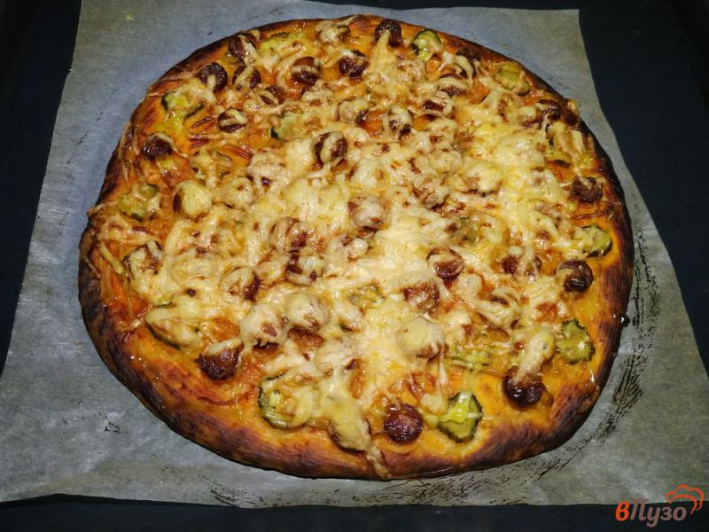Фото приготовление рецепта: Пицца с охотничьими колбасками и маринованным огурцом шаг №13