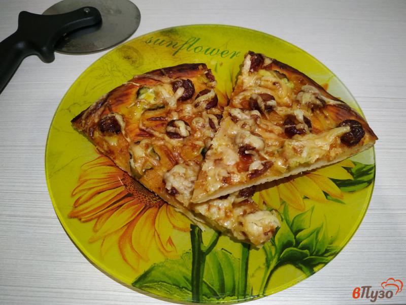Фото приготовление рецепта: Пицца с охотничьими колбасками и маринованным огурцом шаг №14