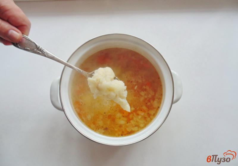 Фото приготовление рецепта: Овощной суп с цветной капустой и зеленым горошком шаг №3