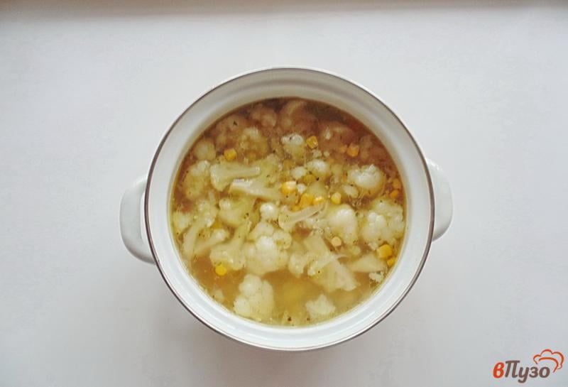 Фото приготовление рецепта: Овощной суп с цветной капустой и зеленым горошком шаг №6