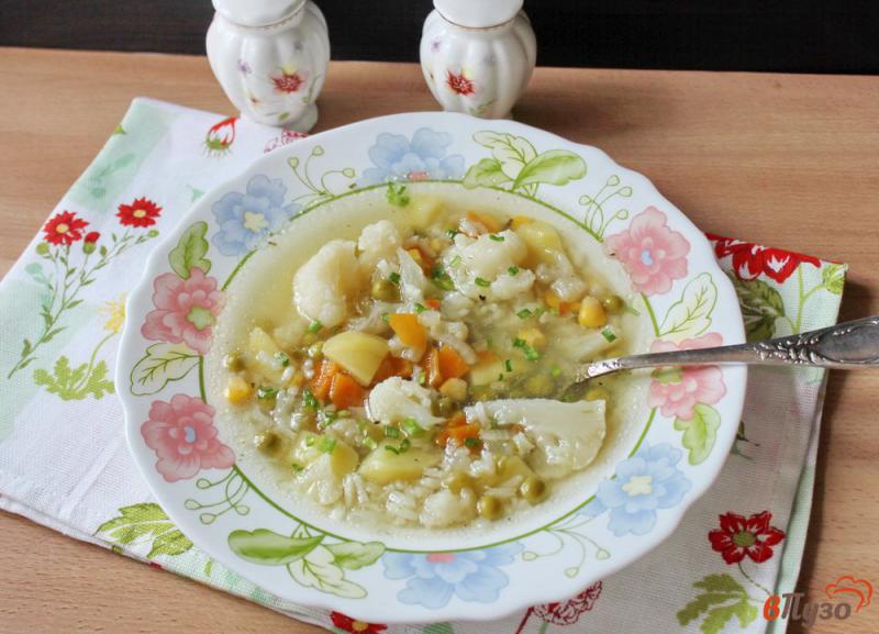 Фото приготовление рецепта: Овощной суп с цветной капустой и зеленым горошком шаг №7