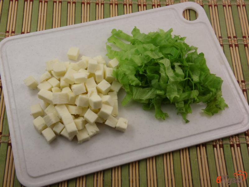Фото приготовление рецепта: Салат с огурцом и адыгейским сыром шаг №2