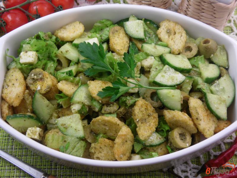 Фото приготовление рецепта: Салат с огурцом и адыгейским сыром шаг №6