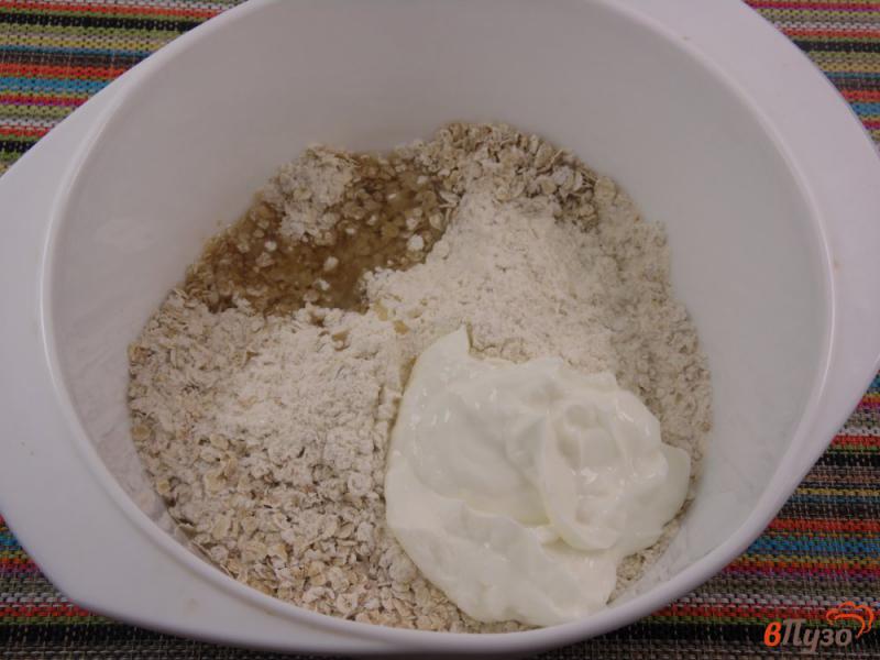 Фото приготовление рецепта: Печенье овсяное на йогурте с курагой шаг №4