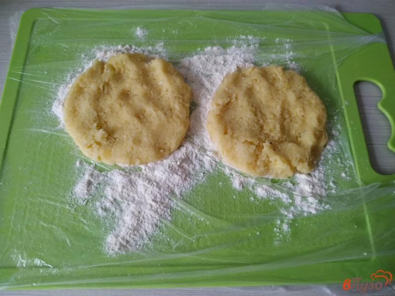 Фото приготовление рецепта: Картофельные зразы с фетой и укропом шаг №6