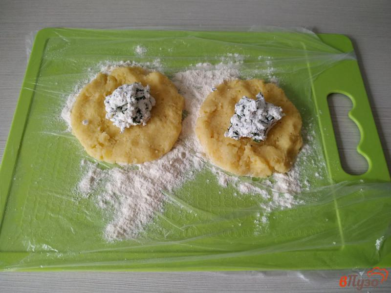 Фото приготовление рецепта: Картофельные зразы с фетой и укропом шаг №7