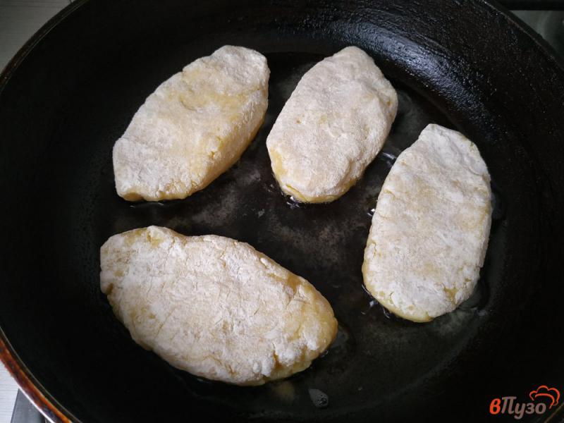Фото приготовление рецепта: Картофельные зразы с фетой и укропом шаг №10