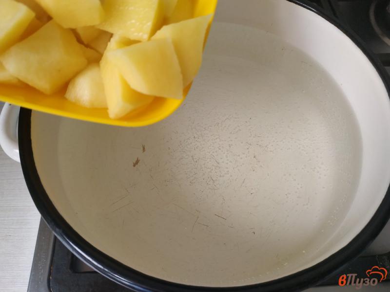 Фото приготовление рецепта: Картофельный суп с килькой в томате шаг №2