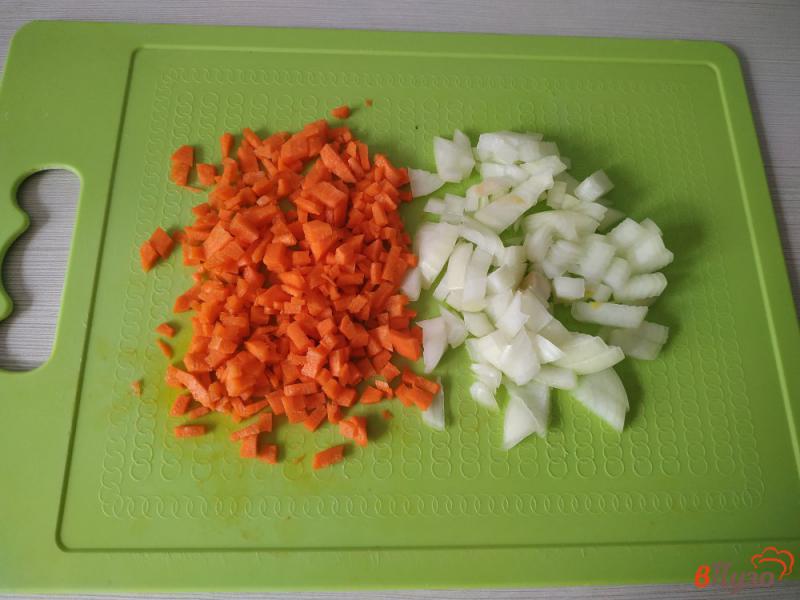 Фото приготовление рецепта: Картофельный суп с килькой в томате шаг №3