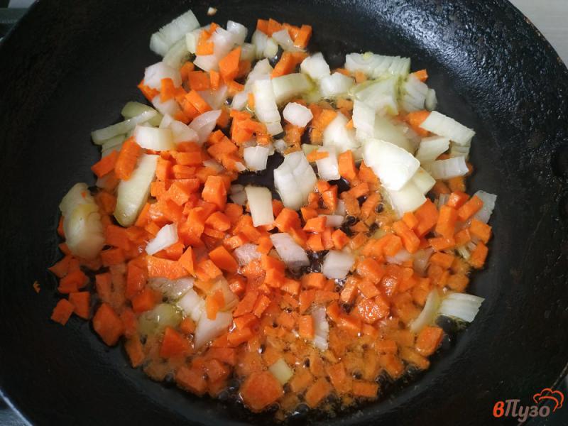 Фото приготовление рецепта: Картофельный суп с килькой в томате шаг №4