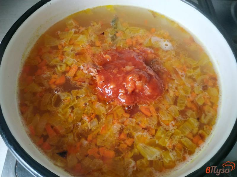 Фото приготовление рецепта: Картофельный суп с килькой в томате шаг №6