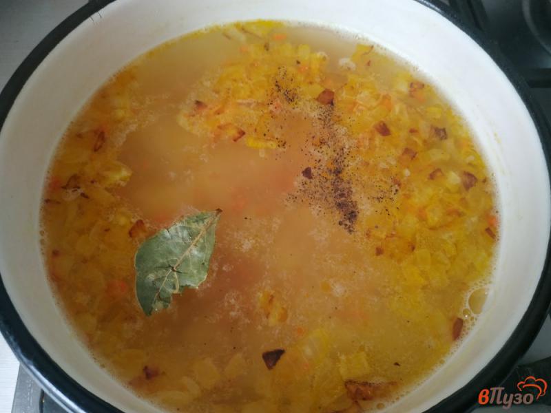 Фото приготовление рецепта: Картофельный суп с килькой в томате шаг №5