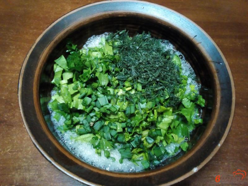 Фото приготовление рецепта: Омлет со шпинатом и зеленью шаг №3