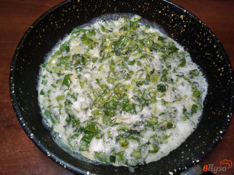 Фото приготовление рецепта: Омлет со шпинатом и зеленью шаг №4