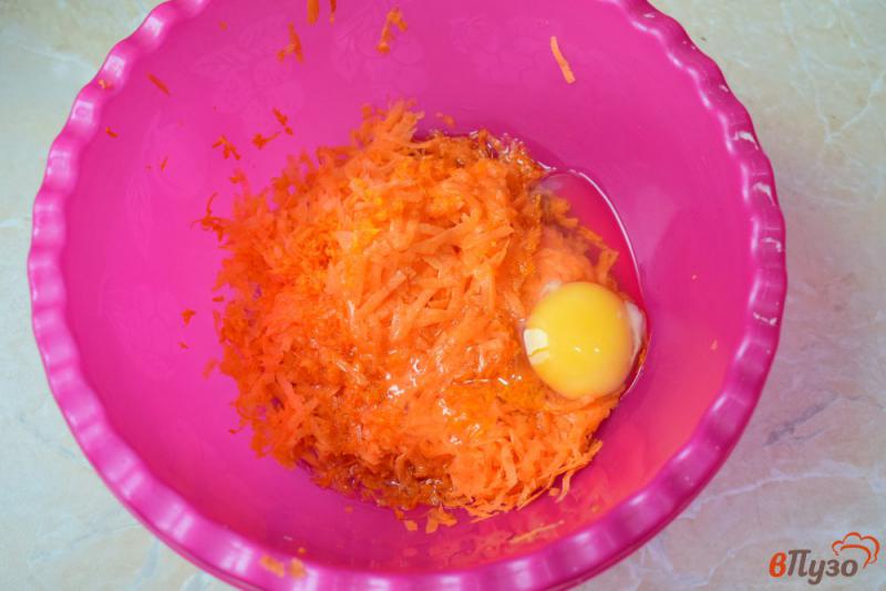 Фото приготовление рецепта: Морковные кексики шаг №2