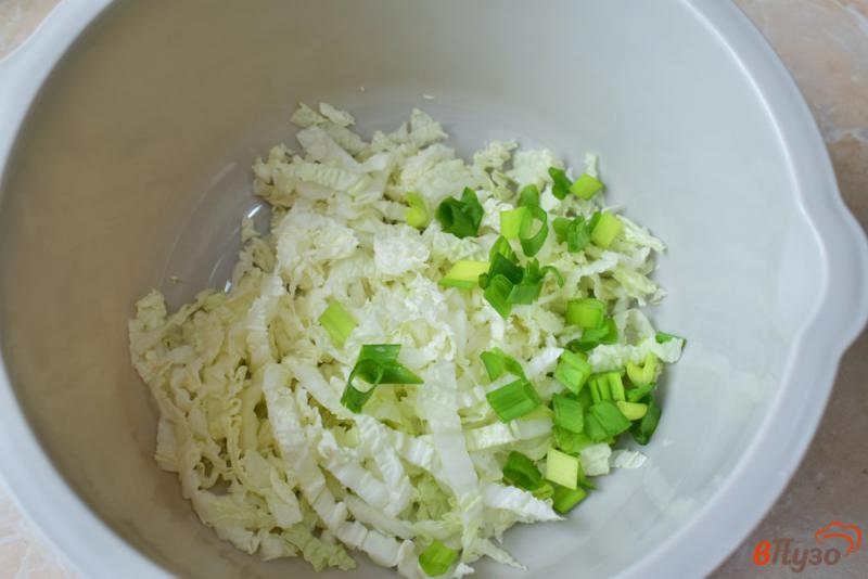Фото приготовление рецепта: Салат с пекинской капустой огурцами и зеленью шаг №3