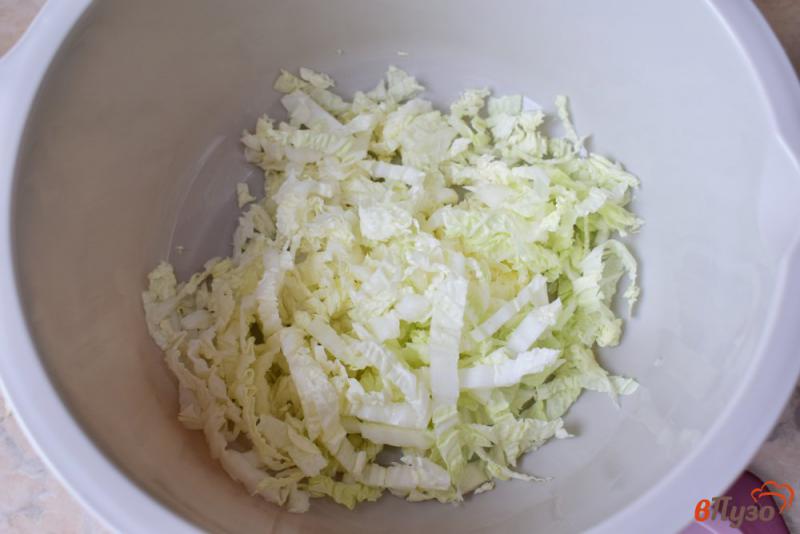 Фото приготовление рецепта: Салат с пекинской капустой огурцами и зеленью шаг №1