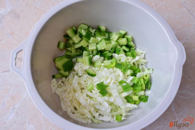 Фото приготовление рецепта: Салат с пекинской капустой огурцами и зеленью шаг №4