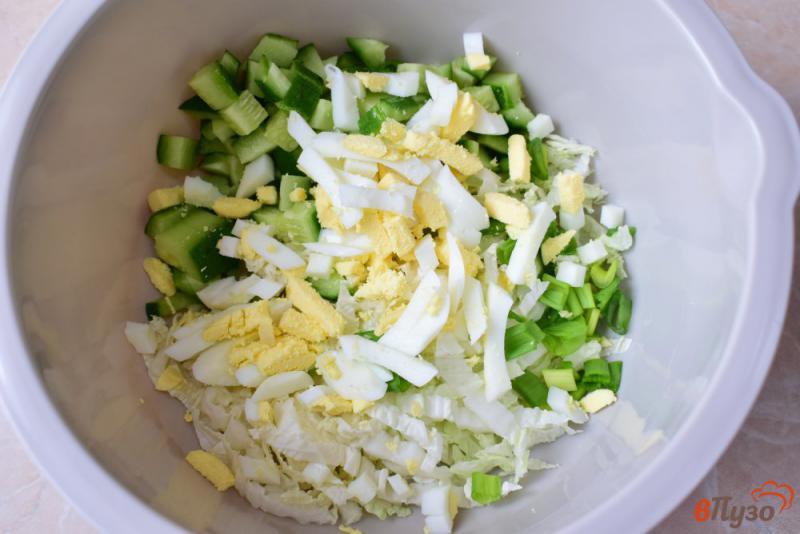 Фото приготовление рецепта: Салат с пекинской капустой огурцами и зеленью шаг №5
