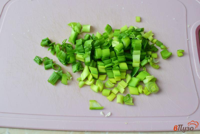 Фото приготовление рецепта: Салат с пекинской капустой огурцами и зеленью шаг №2