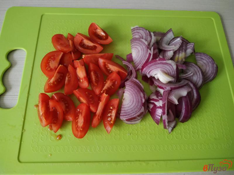 Фото приготовление рецепта: Тушёный хек с помидорами и луком шаг №4
