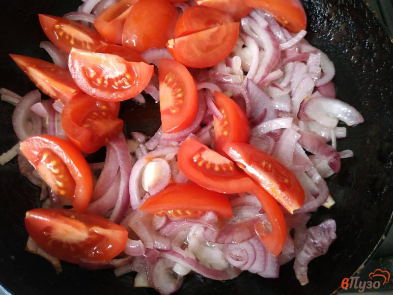 Фото приготовление рецепта: Тушёный хек с помидорами и луком шаг №6