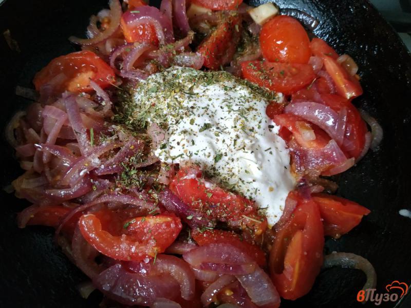 Фото приготовление рецепта: Тушёный хек с помидорами и луком шаг №7