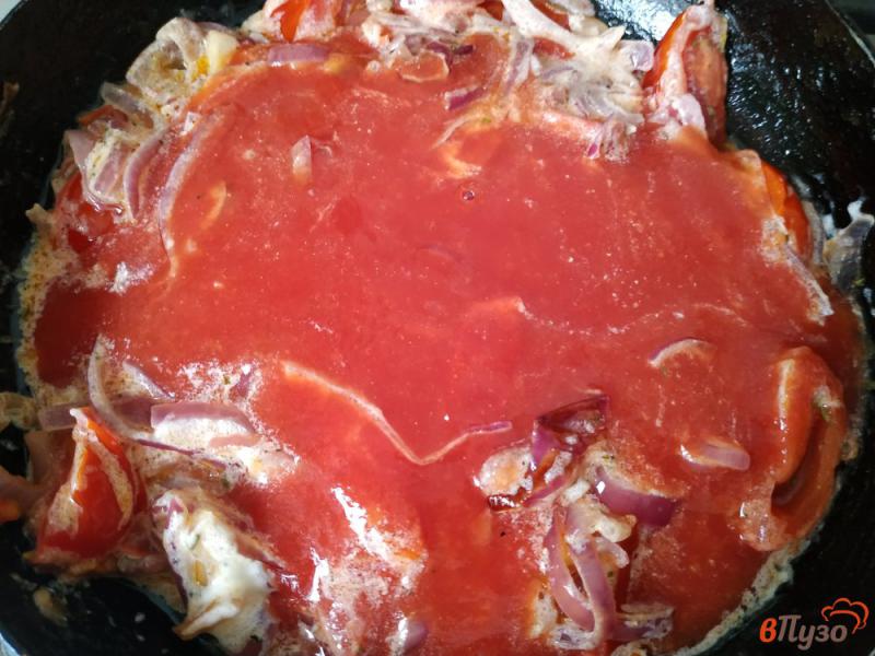Фото приготовление рецепта: Тушёный хек с помидорами и луком шаг №8