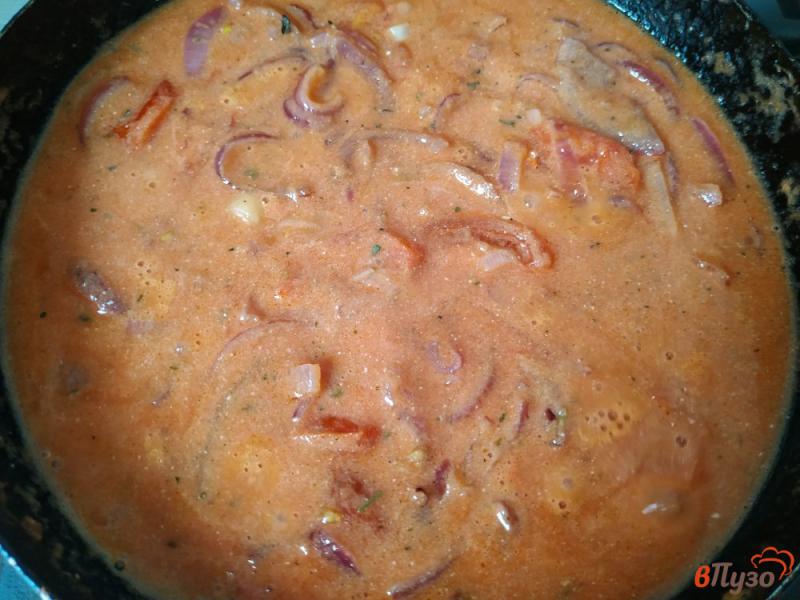 Фото приготовление рецепта: Тушёный хек с помидорами и луком шаг №9