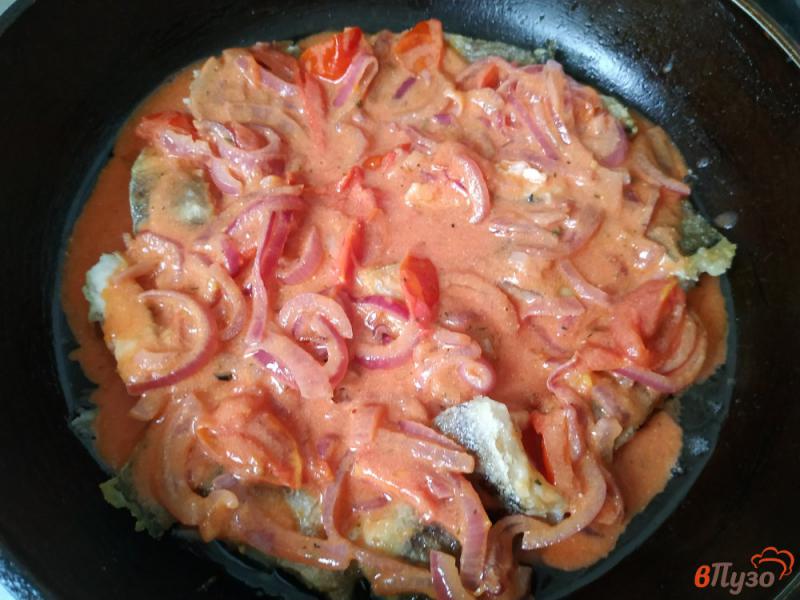 Фото приготовление рецепта: Тушёный хек с помидорами и луком шаг №10