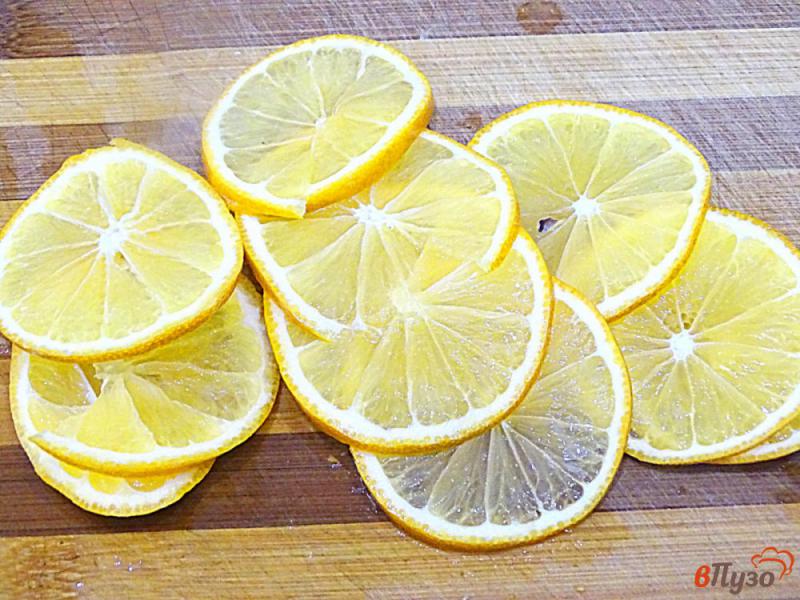 Фото приготовление рецепта: Сельдь в лимонно-луковом маринаде шаг №6