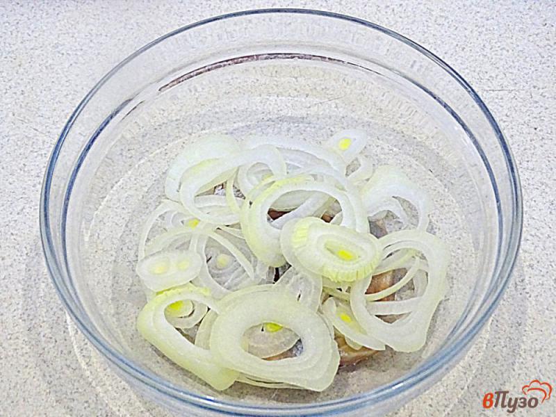 Фото приготовление рецепта: Сельдь в лимонно-луковом маринаде шаг №8