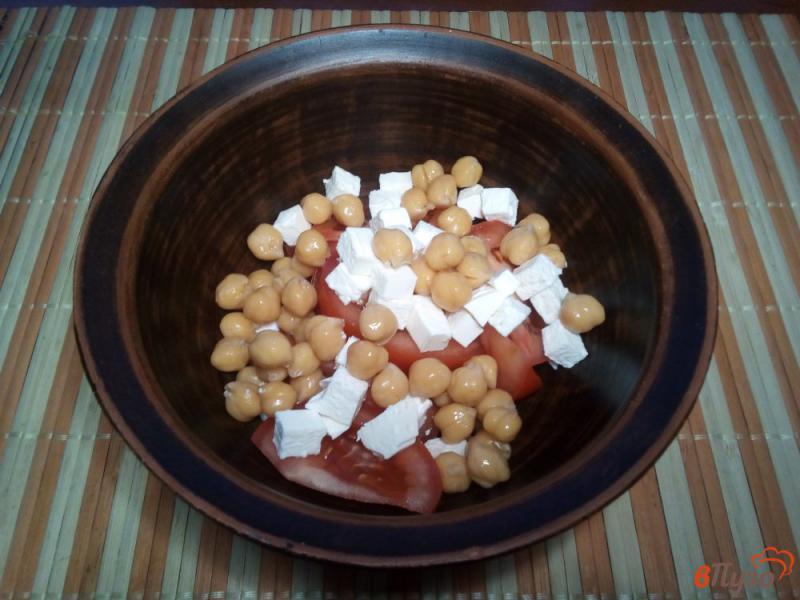 Фото приготовление рецепта: Салат из помидоров с нутом и брынзой шаг №3