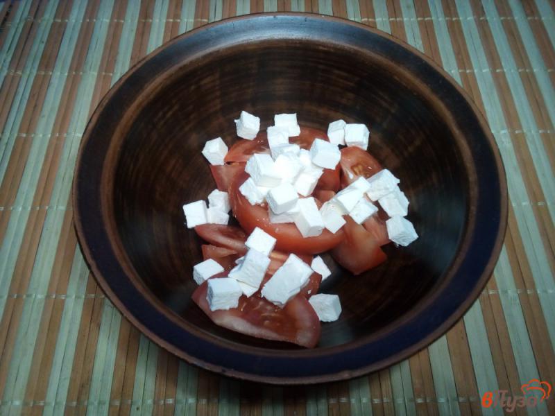 Фото приготовление рецепта: Салат из помидоров с нутом и брынзой шаг №2