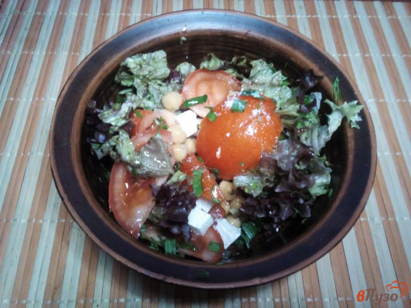 Фото приготовление рецепта: Салат из помидоров с нутом и брынзой шаг №5