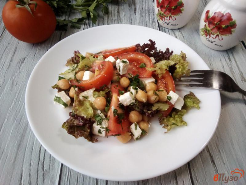 Фото приготовление рецепта: Салат из помидоров с нутом и брынзой шаг №6