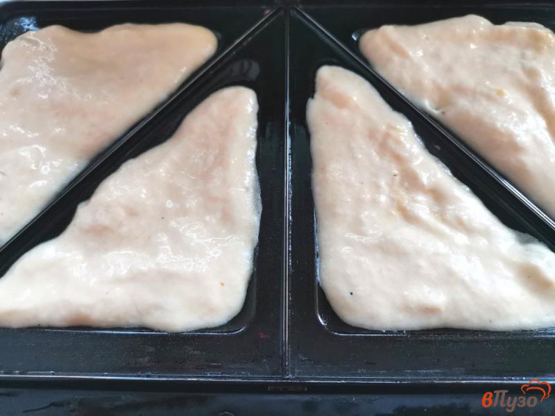 Фото приготовление рецепта: Сэндвичи с ветчиной и сыром в мультипекаре шаг №7