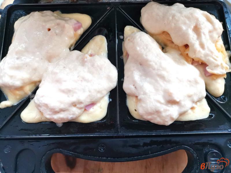 Фото приготовление рецепта: Сэндвичи с ветчиной и сыром в мультипекаре шаг №10
