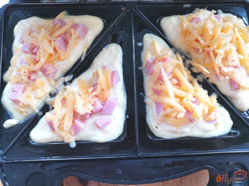 Фото приготовление рецепта: Сэндвичи с ветчиной и сыром в мультипекаре шаг №9